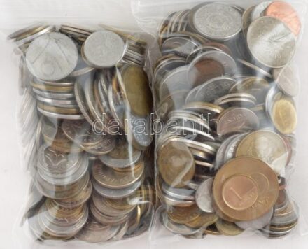 Vegyes, magyar és külföldi érmetétel mintegy ~1kg súlyban T:vegyes Mixed, Hungarian and foreign coin lot (~1kg) C:mixed