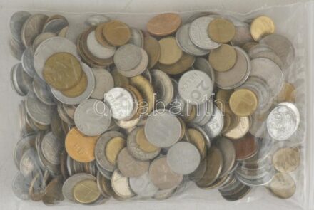 Vegyes, magyar és külföldi érmetétel mintegy ~1kg súlyban T:vegyes Mixed, Hungarian and foreign coin lot (~1kg) C:mixed