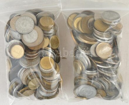 Vegyes, magyar és külföldi érmetétel mintegy ~1kg súlyban T:vegyes Mixed, Hungarian and foreign coin lot (~1kg) C:mixed