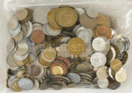 Vegyes, magyar és külföldi érmetétel mintegy ~1kg súlyban T:vegyes Mixed, Hungarian and foreign coin lot (~1kg) C:mixed