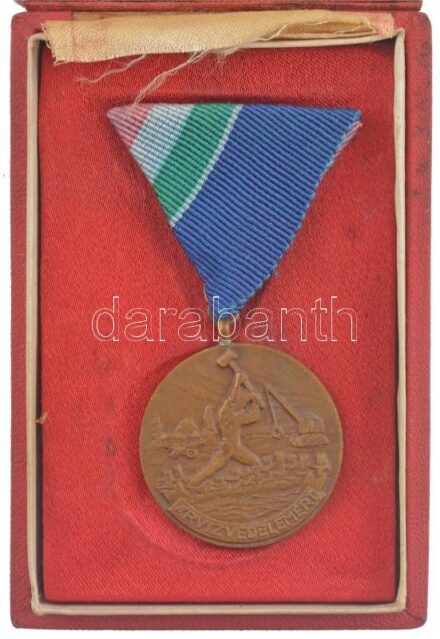 1970. 'Árvízvédelemért' bronz kitüntetés mellszalagon, sérült tokban T:2 NMK 663.
