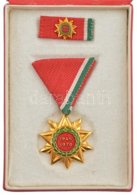 1970. 'Felszabadulási Jubileumi Emlékérem' aranyozott, zománcozott bronz kitüntetés mellszalagon, miniatűrrel, szalagsávval, eredeti tokban T:1 NMK 712.