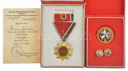 1970. 'Felszabadulási Jubileumi Emlékérem' aranyozott, zománcozott bronz kitüntetés mellszalagon, miniatűrrel, szalagsávval, eredeti tokban, igazolvánnyal + 'Az Ipari Szövetkezet Kiváló Dolgozója' fém jelvény miniatűrrel, eredeti