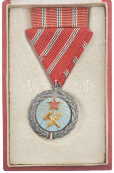 1954. 'Munka Érdemérem' zománcozott bronz kitüntetés mellszalagon, szalagsávval T:2 kis zománchiba NMK 606.