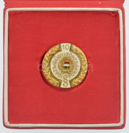 ~1970. 'Igazságügyi Törzsgárda - 10 év' festett, műgyantás jelvény, eredeti tokban (26mm) T:1