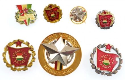 ~1970. 'Az Ipari Szövetkezet Kiváló Dolgozója' aranyozott, zománcozott kitüntetés miniatűrrel, eredeti dísztokban + 'Törzsgárda' zománcozott fém jelvény + 'Szocialista Bridág' arany és ezüst fokozatú jelvények miniatűrrel T:1,2