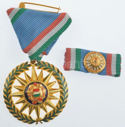 1976. 'Szocialista Magyarországért Érdemrend' aranyozott, zománcozott bronz kitüntetés mellszalaggal, miniatűrrel szalagsávon. Az érdemrend jelvényét Csucs Viktória (1934-1993) tervezte. T:1 / Hungary 1976. 'Order of Merit for the