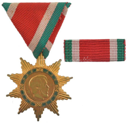 1957. 'A Magyar Szabadság Érdemrend bronz fokozata' aranyozott bronz kitüntetés mellszalagon, szalagsávval, eredeti tokban T:2 zománchiba / Hungary 1957. 'Order of Merit of the Hungarian Freedom, Bronze Grade' gilt bronze decoration with