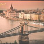 Budapest, látkép a Lánchíddal és a Parlamenttel, karton tábla, hátoldalán négy nyelvű ismertető szöveggel, 39x27 cm