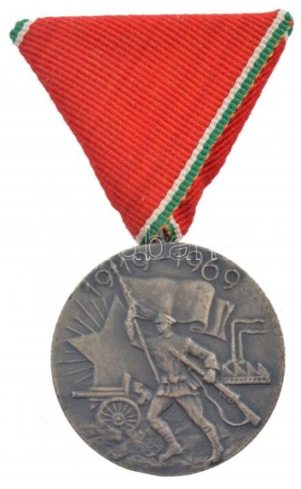 1969. 'Tanácsköztársasági Emlékérem' ezüstözött bronz kitüntetés, eredeti mellszalaggal T:1- NMK 702.