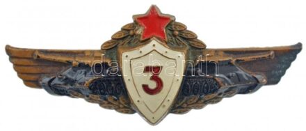 ~1958-1968. Magyar Néphadsereg III. osztályú harckocsivezető festett, részben műgyantás bronz kitüntető jelvény (26x64mm) T:2 kopott festés