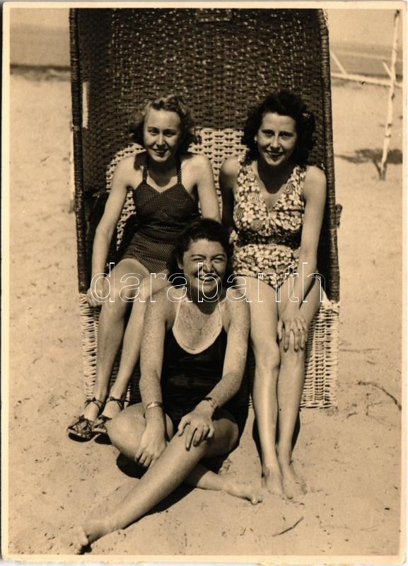 1942 Siófok, hölgyek a strandon. photo (EK)