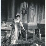 Takács Paula opera-énekesnő Tosca szerepében, a róla készült fotó hátoldalán aláírása - Image 2