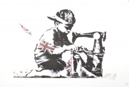 Banksy: Migrant. Ofszet litográfia, papír, jelzett a nyomaton, 'POW Printmaking' szárazpecséttel Grafiart - Aviomar UK. tanúsítvánnyal Számozott: 85/150. Lapméret:70x50 cm, / Numbered, marked