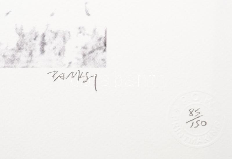 Banksy: Migrant. Ofszet litográfia, papír, jelzett a nyomaton, 'POW Printmaking' szárazpecséttel Grafiart - Aviomar UK. tanúsítvánnyal Számozott: 85/150. Lapméret:70x50 cm, / Numbered, marked - Image 2