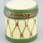 Limoges bonbonier, kopásokkal, jelzett, m: 5 cm