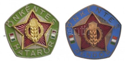 ~1970-1980. 'Önkéntes rendőr' zománcozott fém jelvény (30x30mm) + 'Önkéntes határőr' festett fém jelvény (30x30mm) T:2