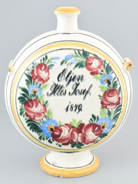 Nagyméretű fajansz emlék díszkulacs, 'Éljen Illés Josef 1879.' felirattal. Jelzés nélkül, sérült, egyik füle letört, szája ragasztással javított. 30x23x10 cm