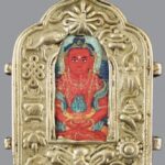 Tibeti fém talizmán, festett Amitayus Buddha szentképpel, 5,5x4x1,5 cm