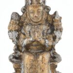 Tibeti buddhista Maitréja istenség, aranyozott cserép, talapzatában eredeti imatekercs, m: 7,5 cm