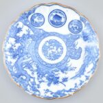 Kínai porcelán tányér, máz alatti kék festéssel, jelzés nélkül, peremén kisebb sérülések, d: 21 cm