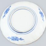 Kínai porcelán tányér, máz alatti kék festéssel, jelzés nélkül, peremén kisebb sérülések, d: 21 cm - Image 4