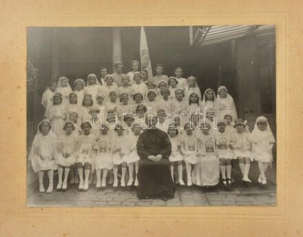 cca 1930-1940 Lányok elsőáldozós csoportképe, fotó kartonon, Turul Fotóriport, kissé foltos, kissé sérült kartonnal, 16x22 cm