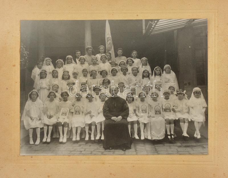 cca 1930-1940 Lányok elsőáldozós csoportképe, fotó kartonon, Turul Fotóriport, kissé foltos, kissé sérült kartonnal, 16x22 cm