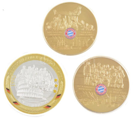 Németország DN 2db klf FC Bayern München aranyozott, zománcbetétes emlékérem + az 1990-es Labdarúgó-világbajnokság német győzelmének aranyozott emlékérme (65mm/db) T:PP