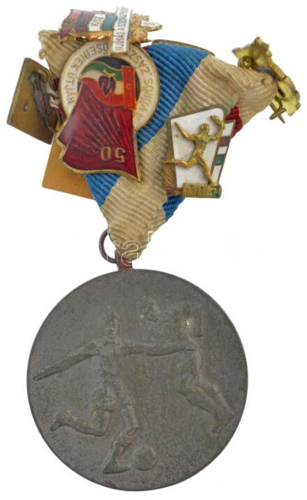 1967. 'III. Úttörő Olimpia - III. 1967. VIII. ker.' kétoldalas labdarúgó díjérem, mellszalagon. A mellszalagra 7xklf zománcozott jelvény feltűzve: 'SZOT Gyermek üdültetés', 'Tábori Úttörő Próba', 'KISZ 10', 'KISZ - Ifjúság a