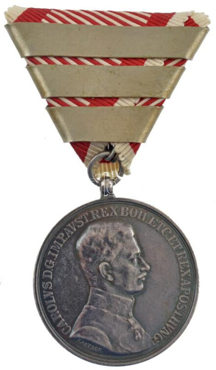 1917. 'Károly Ezüst Vitézségi Érem I. osztálya, negyedszeri adományozás' peremen jelzett Ag kitüntetés, mellszalaggal. Szign.: Kautsch T:1-,2 / Hungary 1917. 'Silver Gallantry Medal, 1st Class, awarded for the fourth time' Ag decoration
