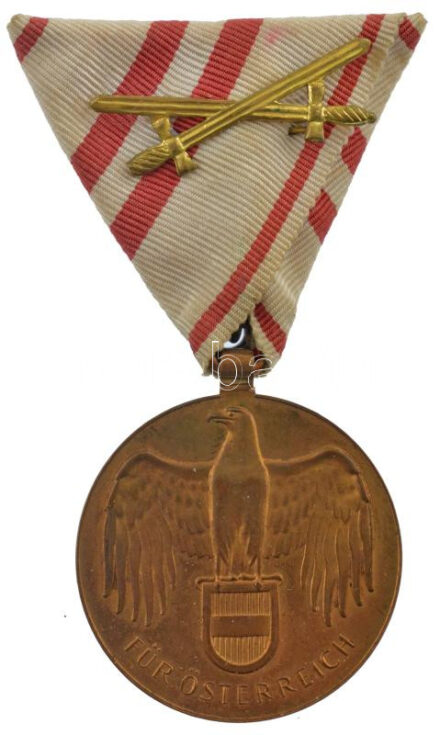 Ausztria 1932. 'Osztrák Háborús Emlékérem' bronz emlékérem modern mellszalagon T:1- / Austria 1932. 'Great War Commemorative Medal' bronze decoration with modern ribbon T:AU