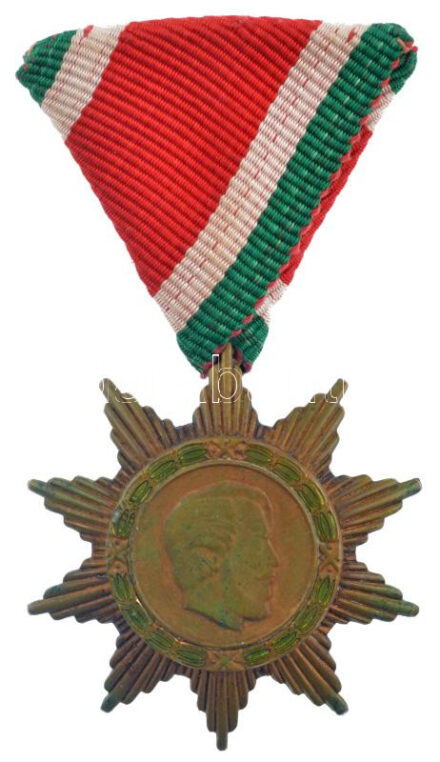 1947. 'A Magyar Szabadság Érdemrend bronz fokozata' részben zománcozott, patinázott bronz kitüntetés mellszalagon T:2 patina Hungary 1947. 'Order of Merit of Hungarian Freedom, Bronze Grade' partly enamelled, patinated bronze decoration on