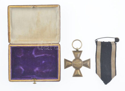 Német Birodalom 1914-1918. 'Katonai Érdemkereszt' aranyozott Ag kitüntetés, viseleti példány, peremen 'W (Wagner)' gyártói jel és '835' beütés, mellszalaggal, eredeti, kissé kopott dísztokban. A Hermann Historica 77. aukcióján