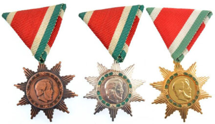 ~1975. 'Magyar Szabadság Érdemrend - Arany, Ezüst, Bronz fokozat' III. világháborúra tervezett prototípusok, részben zománcozott aranyozott bronz, ezüstözött bronz és bronz kitüntetések, eredeti mellszalagokon T:1,1- patina / Hungary