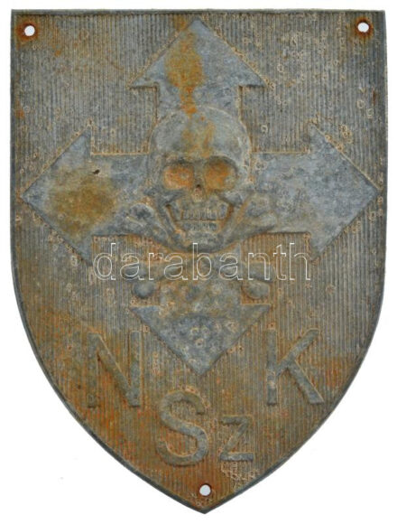 1944-1945. 'N Sz K (Nemzeti Számonkérő Különítmény)' Zn felvarró a különítmény Nyilaskeresztes jelvényével (57x43mm) T:1- oxidáció / Hungary 1944-1945. 'N Sz K (National Accountability Unit)' Zn badge for an Arrow Cross Party