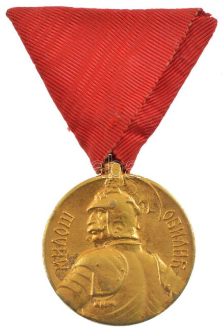Szerbia 1913. 'Miloš Obilić Bátorsági Érem, arany fokozat' aranyozott bronz kitüntetés mellszalagon T:2 ph. / Serbia 1913. 'Miloš Obilić Medal for Bravery, gold grade' gilt bronze decoration on ribbon C:XF edge error