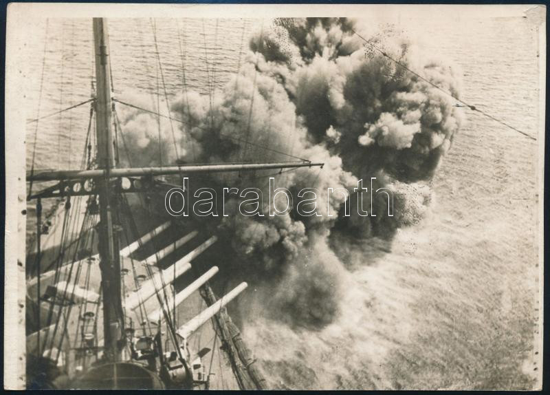 cca 1914-1918 Az Osztrák-Magyar Cs. és Kir. Haditengerészet (K.u.K. Kriegsmarine) dreadnought / pre-dreadnought csatahajója (Schlachtschiff), az elülső lövegtornyok ágyúinak sortüze, eredeti fotó, a hátoldalon feliratozva, egyik sarkán