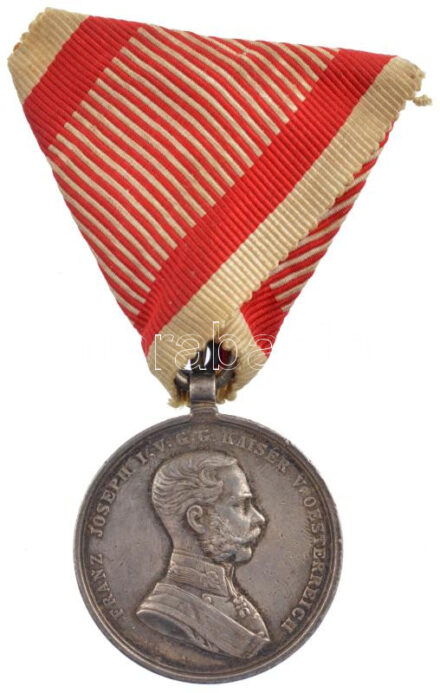 1914. 'Ferenc József II. osztályú Ezüst Vitézségi Érem' peremen jelzett Ag kitüntetés mellszalaggal. Szign.: Tautenhayn T:2 / Hungary 1914. 'Silver Gallantry Medal, 2nd Class' Ag decoration with hallmark, with ribbon. Sign.: Tautenhayn