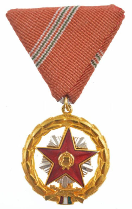 1957. 'Kiváló Szolgálatért Érdemérem' aranyozott, zománcozott kitüntetés, mellszalagon, eredeti tokban T:1- Hungary 1957. 'Distinguished Service Medal' gilt, enamelled decoration with ribbon in original case C:AU NMK 614.