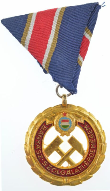 1957. 'Bányász Szolgálati Érdemérem arany fokozata' aranyozott, zománcozott bronz kitüntetés mellszalagon T:1- NMK.: 669.
