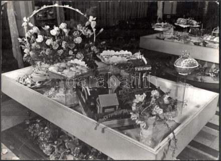 cca 1950-1960 Kotnyek Antal (1921-1990): Cukrászverseny/kiállítás fotója, fotóművészeti alkotás kartonon, jelzés nélkül, a karton szélein kis kopásnyomokkal, 29x40 cm