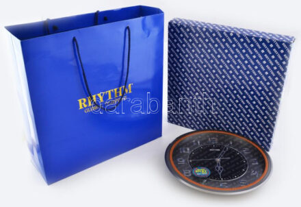 Rhythm falióra, ezüst színű óraházban. A falióra fehér - ezüst számlapos. Arab számos. 1 db ceruza elemmel működik. Átmérője: 35 cm.