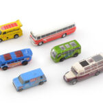 Ikarus 311 busz játék makett (egyik kerekén abroncs hiány) + 5 db egyéb játékautó / busz (Steyr 380 q, stb.), vegyes állapotban, h: 7 - 12 cm