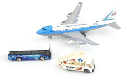 U.S.A. Jumbo Jet (Boeing 747) játék repülő, fém és műanyag, hátrahúzós, kopásnyomokkal + 2 db reptéri földi kiszolgáló jármű, h: 7,5 - 19 cm
