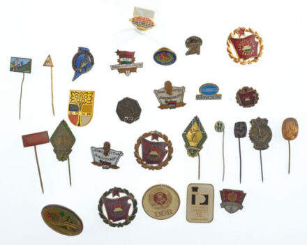 26db-os magyar és külföldi jelvénytétel, közte sérült is T:1--3