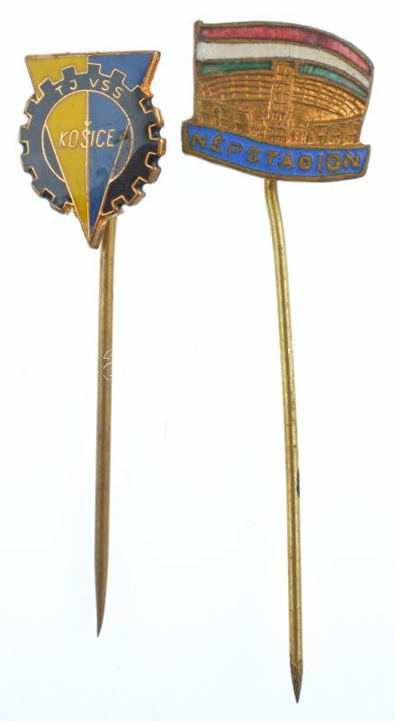 1953. 'Népstadion' zománcozott bronz kitűző + Csehszlovákia ~1960. 'TJ VSS Košice (Kassa)' zománcozott bronz kitűző T:1-,2 zománchiba Hungary 1953. 'Népstadion' enamelled bronze badge + Czechoslovakia ~1960. 'TJ VSS Košice' enamelled