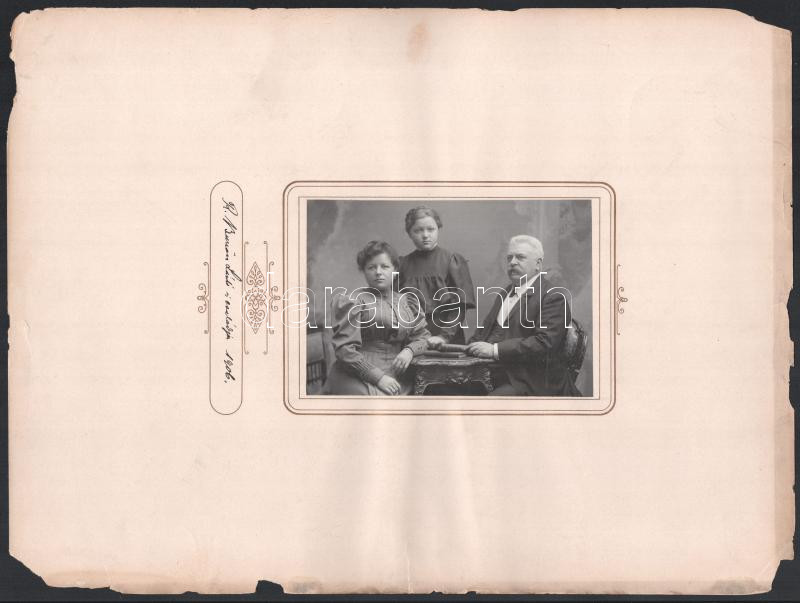1906 Burián László és családja, kartonra ragasztott fotó, feliratozva, karton sérült, 9,5×13,5 cm