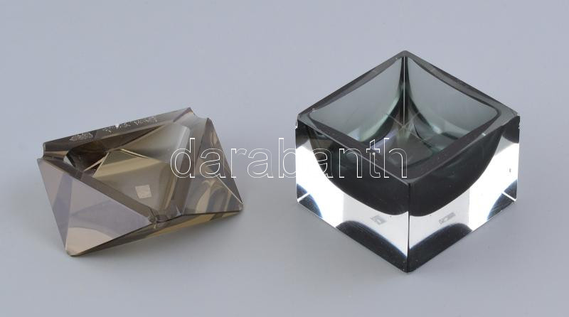 2db füst színű üveg hamutál, kis csorbákkal, d: 7,5x9,5cm