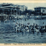 Abbazia, Opatija; Bagno Savoy con Caffé Principe Umberto / strand, fürdőzők csoportja, kávéház / beach, bathers, café (EK)